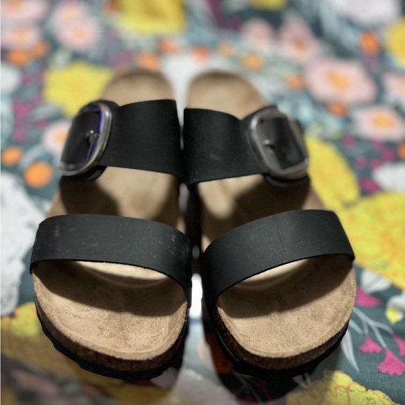 Large buckle only worn around the house as my feet were too wide - Picture 4 of 5